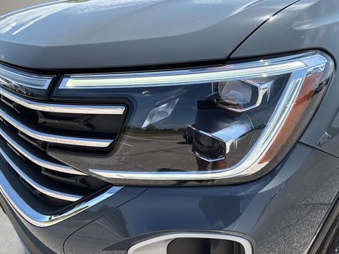 Used 2025 Volkswagen Atlas SE image 26