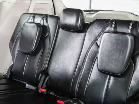 Used 2023 Chrysler Pacifica Touring-L FWD image 25