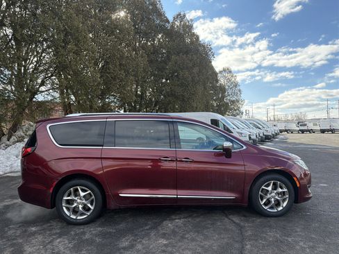 Used 2017 Chrysler Pacifica Limited image 4