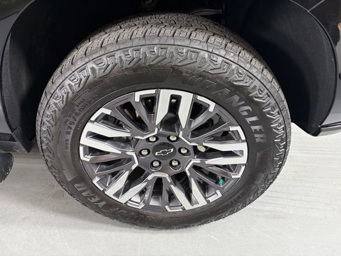 Used 2025 Chevrolet Tahoe Z71 w/ Comfort Package AWD/4WD image 14