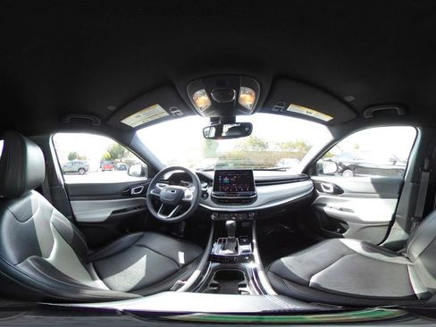 Used 2025 Jeep Compass Limited image 42