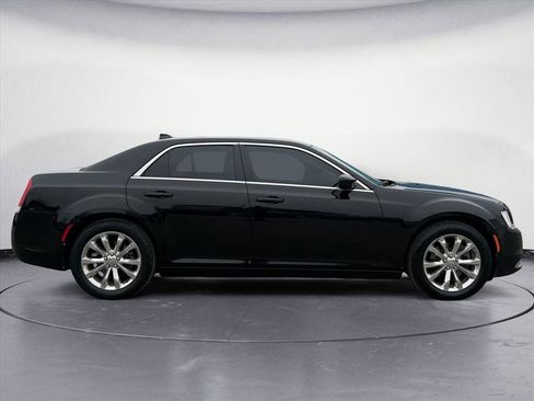 Used 2017 Chrysler 300 Limited image 7