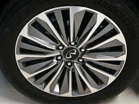 Used 2025 INFINITI QX80 Sensory image 18