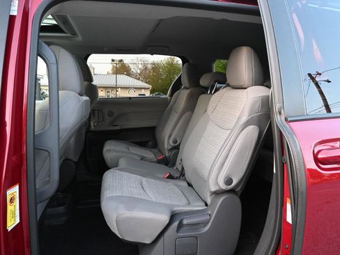 Used 2021 Toyota Sienna LE w/ LE Plus Package FWD image 18