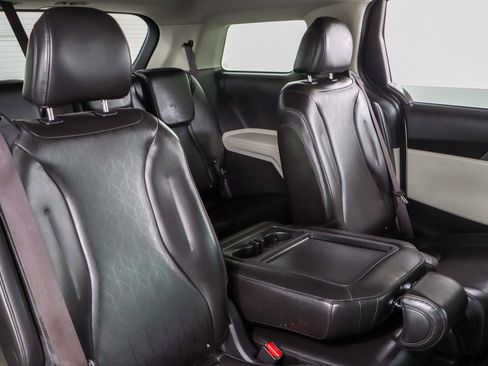 Used 2023 Kia Carnival LX FWD image 28