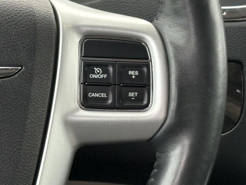 Used 2015 Chrysler Town & Country Touring-L w/ Driver Convenience Group image 11