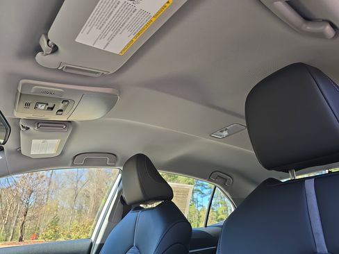 Used 2024 Toyota Camry SE image 32