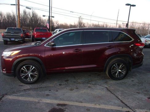 Used 2017 Toyota Highlander LE image 2