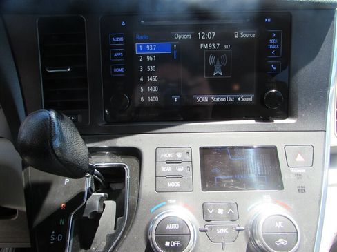 Used 2017 Toyota Sienna LE FWD image 17