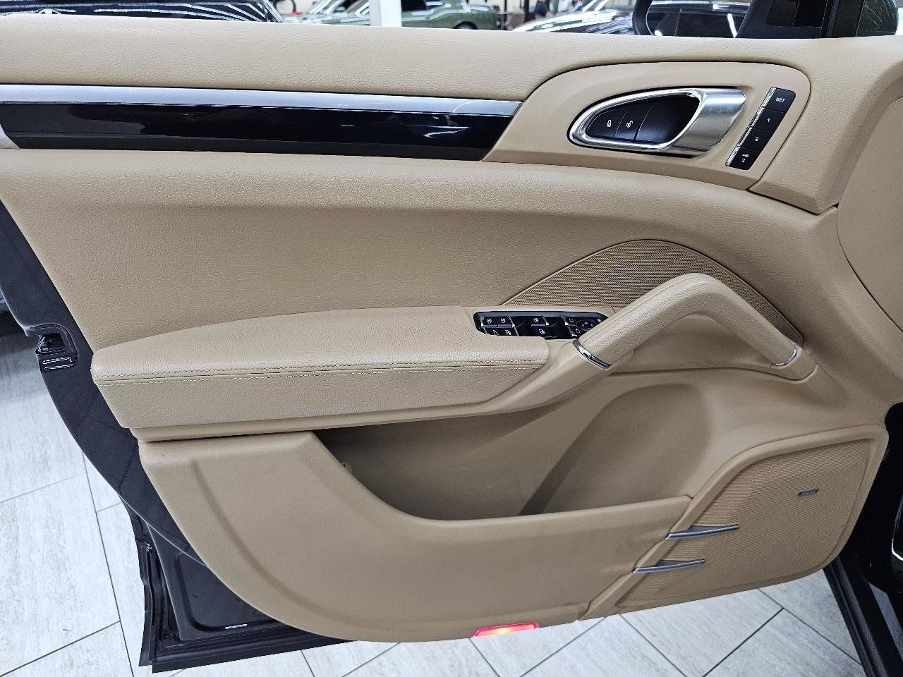 Used 2014 Porsche Cayenne S w/ Comfort Plus Package AWD/4WD image 39