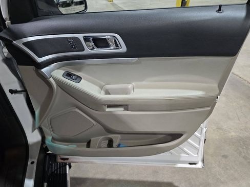 Used 2015 Ford Explorer XLT w/ Equipment Group 202A AWD/4WD image 31