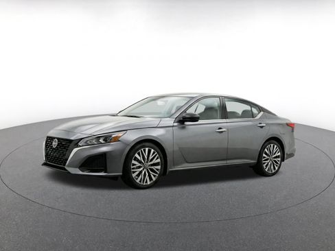 Used 2025 Nissan Altima 2.5 SV FWD image 3