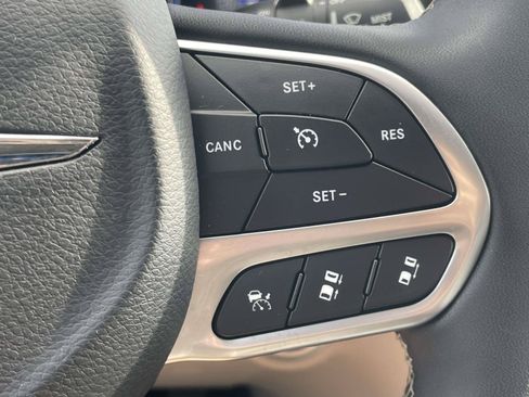 Used 2024 Chrysler Pacifica Touring-L FWD image 20