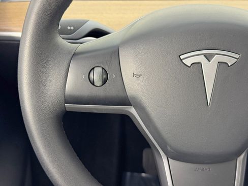 Used 2021 Tesla Model Y Long Range image 18