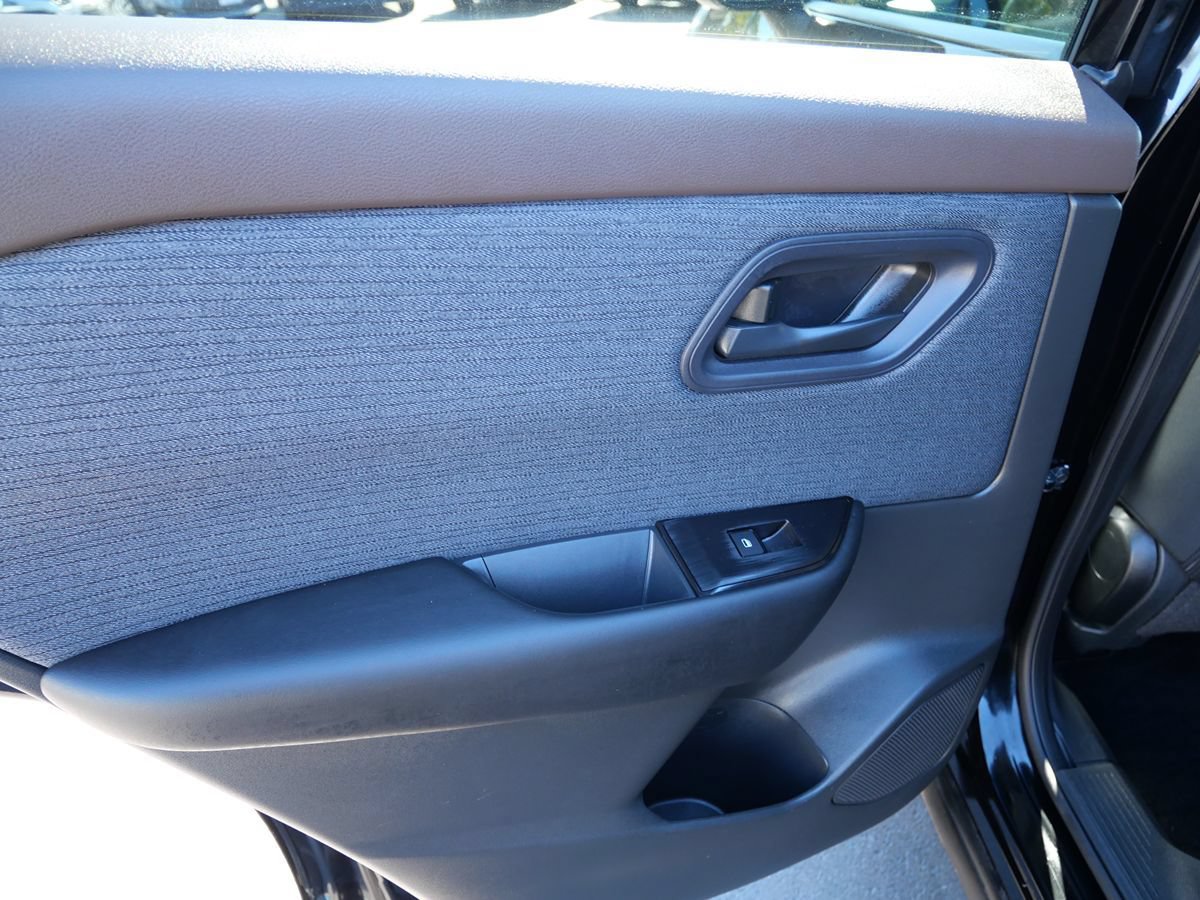 Used 2023 Nissan Rogue S AWD/4WD image 25