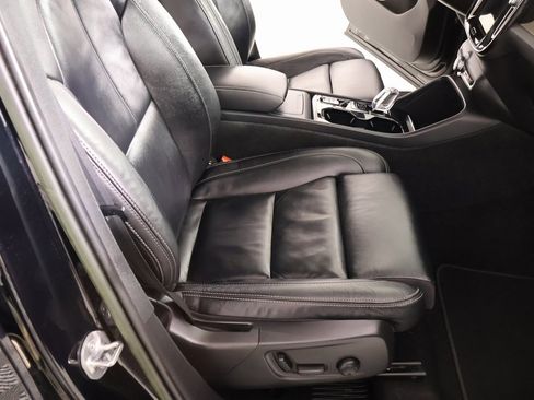 Used 2023 Volvo XC40 B4 Plus image 13