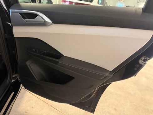 Used 2025 Volkswagen Taos SE w/ Panoramic Sunroof Package image 27