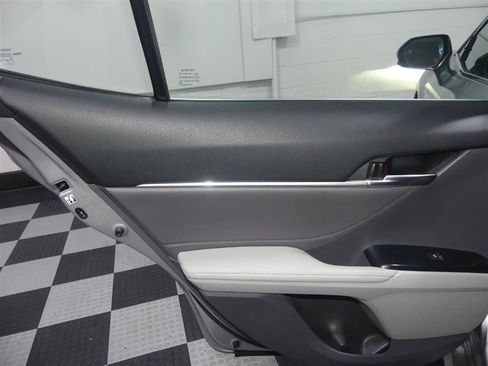 Used 2018 Toyota Camry XLE FWD image 25