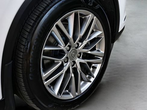 Used 2023 Acura MDX SH-AWD w/ Advance Package image 11