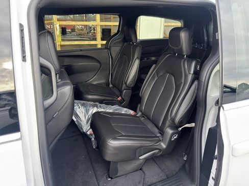 New 2026 Chrysler Pacifica Select image 34