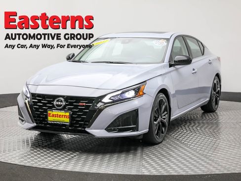 Used 2023 Nissan Altima 2.5 SR w/ SR Premium Package image 1