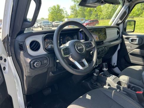 Used 2025 Jeep Wrangler Unlimited Sahara AWD/4WD image 18