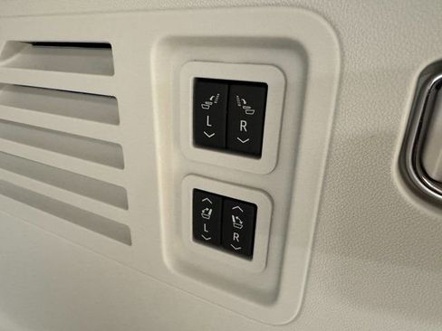 Used 2025 Buick Enclave Avenir w/ LPO, Floor Liner Package image 26