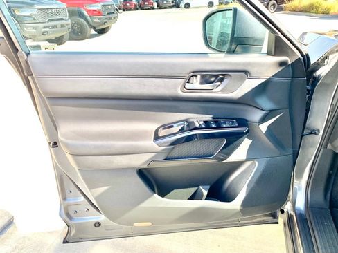 Used 2022 Nissan Pathfinder SV FWD image 11