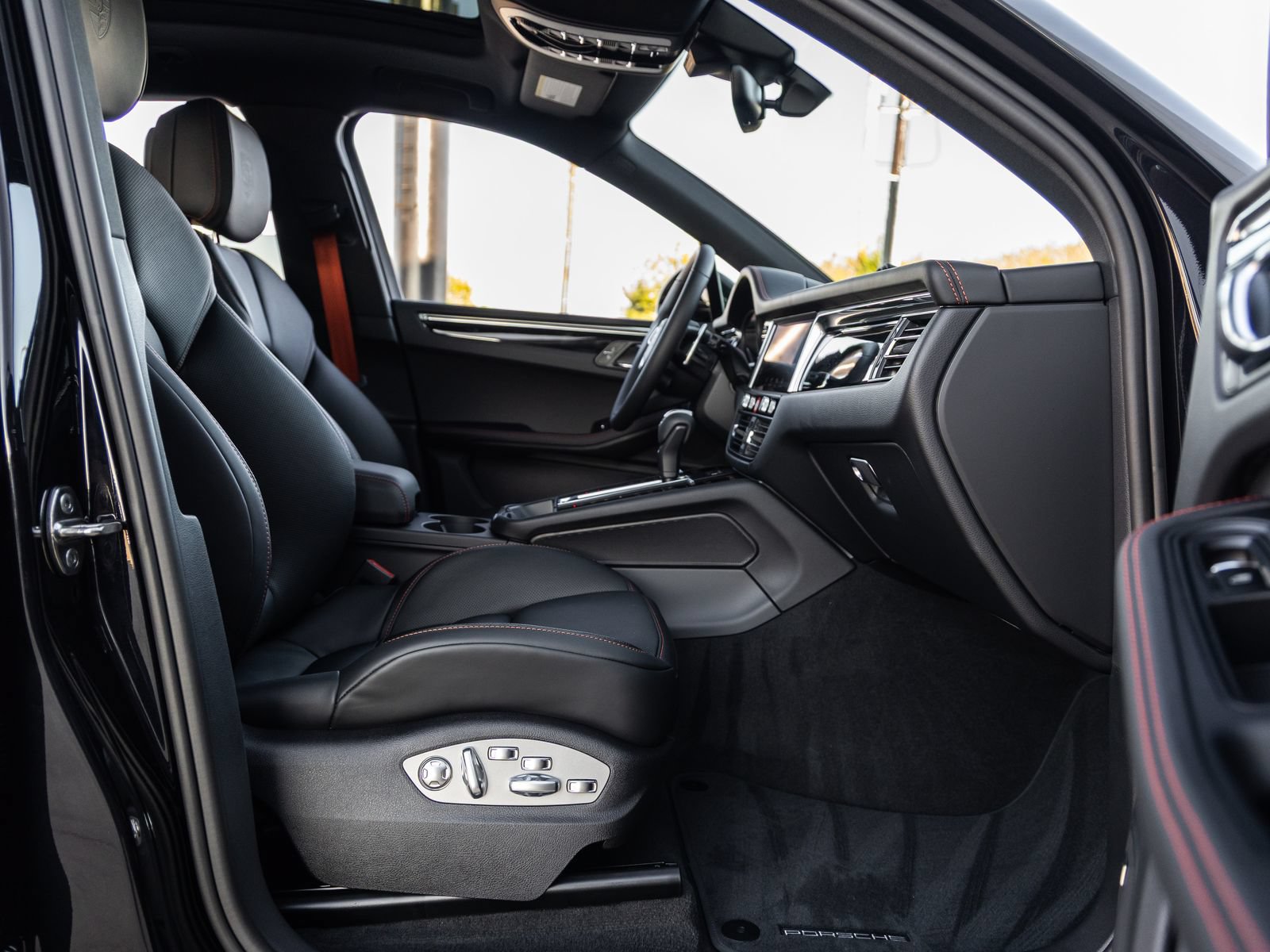 Certified 2026 Porsche Macan S AWD/4WD image 41