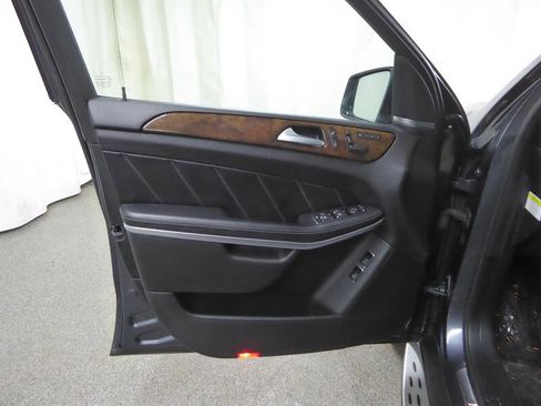 Used 2014 Mercedes-Benz GL 550 GL 550 4MATIC w/ Driver Assistance Package image 22