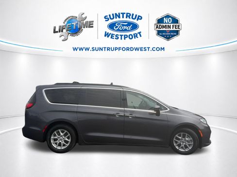 Used 2022 Chrysler Pacifica Touring-L FWD image 3