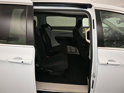 Used 2023 Chrysler Voyager LX image 44