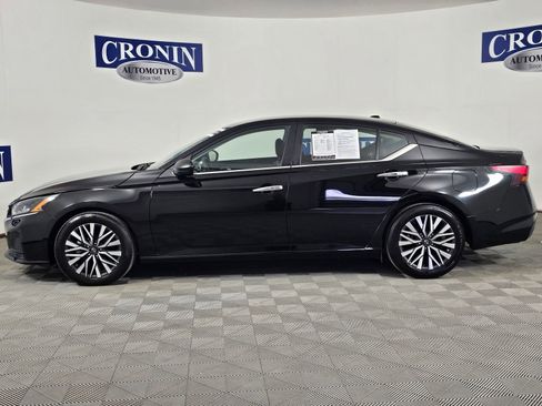 Used 2024 Nissan Altima 2.5 SV image 2