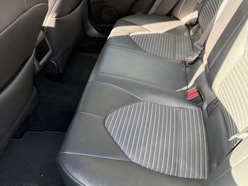 Used 2018 Toyota Camry SE w/ Moonroof Package FWD image 17