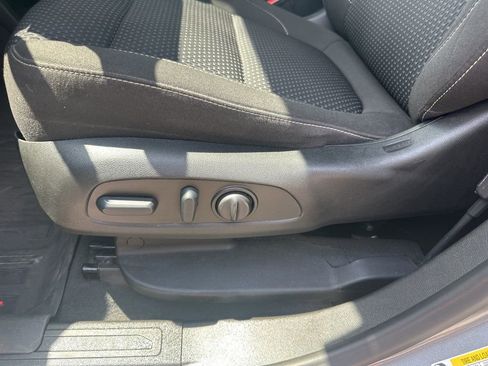 Used 2022 GMC Acadia SLE w/ Driver Convenience Package FWD image 12