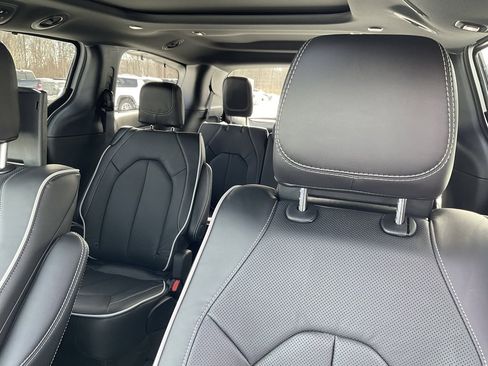 New 2026 Chrysler Pacifica Limited w/ Uconnect Theater Family Group image 15