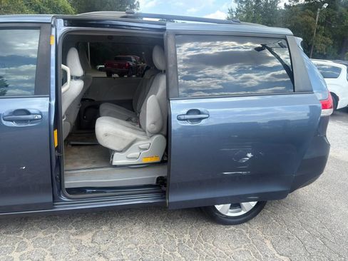 Used 2013 Toyota Sienna LE w/ Towing Pkg FWD image 12