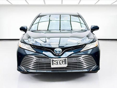 Used 2018 Toyota Camry XLE FWD image 2