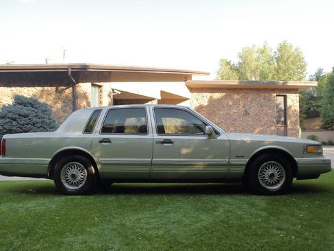 Used 1997 Lincoln Town Car Signature RWD image 17