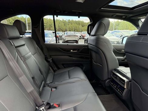 Used 2025 Lexus LX 600 4WD w/ Luxury Package image 17
