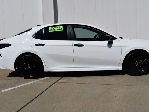 Used 2022 Toyota Camry SE FWD image 5