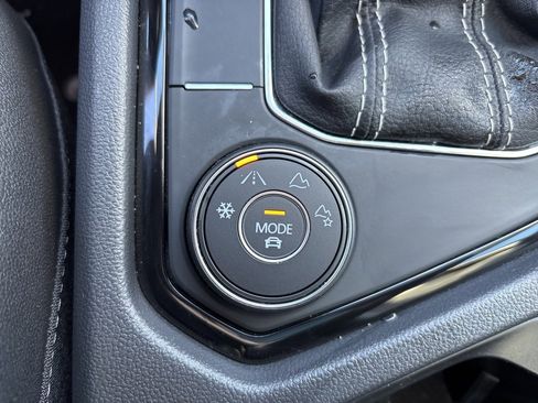 Used 2024 Volkswagen Taos SEL image 27