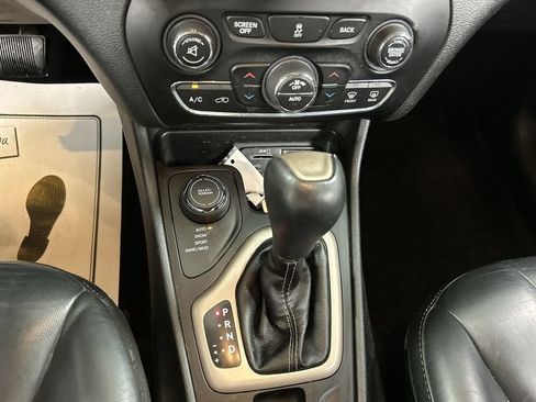 Used 2017 Jeep Cherokee Limited AWD/4WD image 17