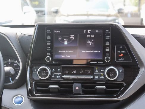 Used 2021 Toyota Highlander XLE AWD/4WD image 21