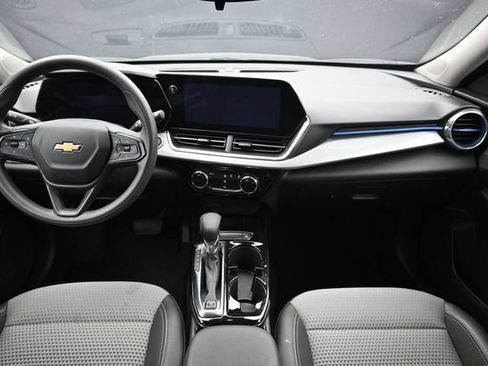 Used 2025 Chevrolet Trax LT FWD image 16