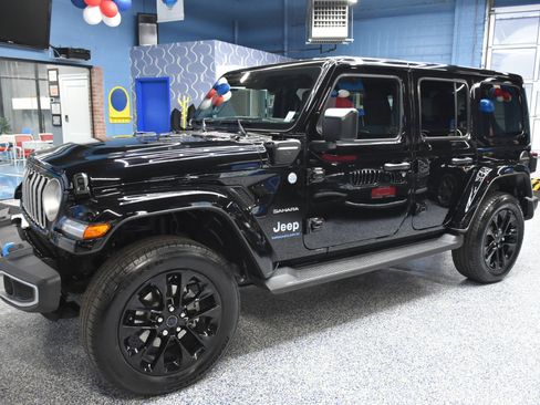 Used 2024 Jeep Wrangler Unlimited Sahara w/ Technology Group image 14