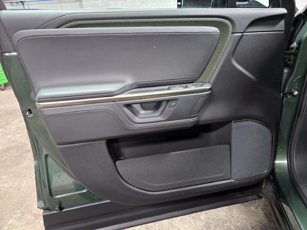 Used 2025 Rivian R1S Adventure Dual AWD/4WD image 7