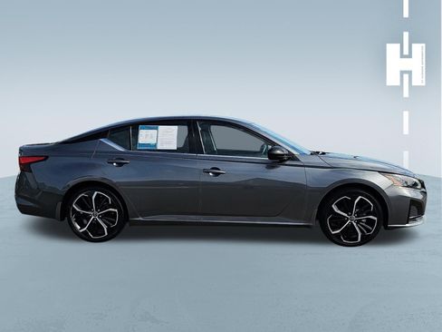 Used 2023 Nissan Altima 2.5 SR w/ SR Premium Package FWD image 3