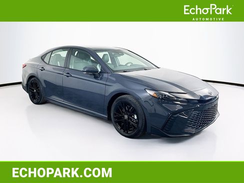 Used 2025 Toyota Camry SE image 1