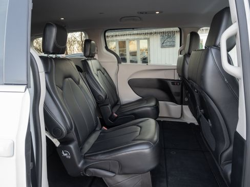 Used 2024 Chrysler Pacifica Touring-L image 38